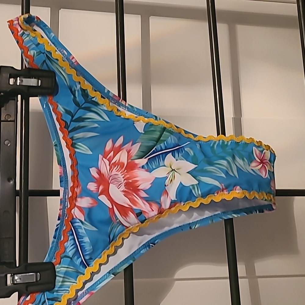 NWOT bikini bottom with liner